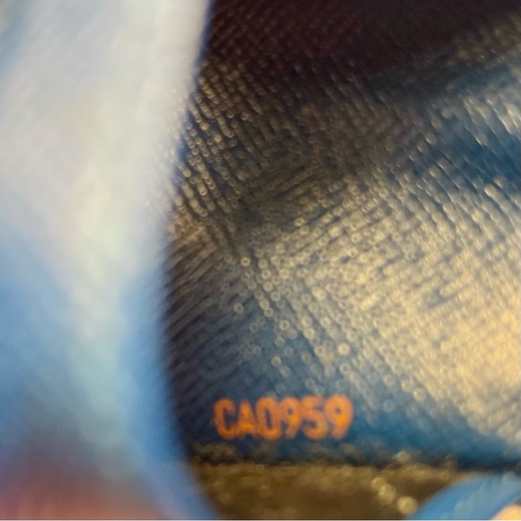 Authentic Louis Vuitton blue epi leather 4 key ring card holder - Picture 12 of 14